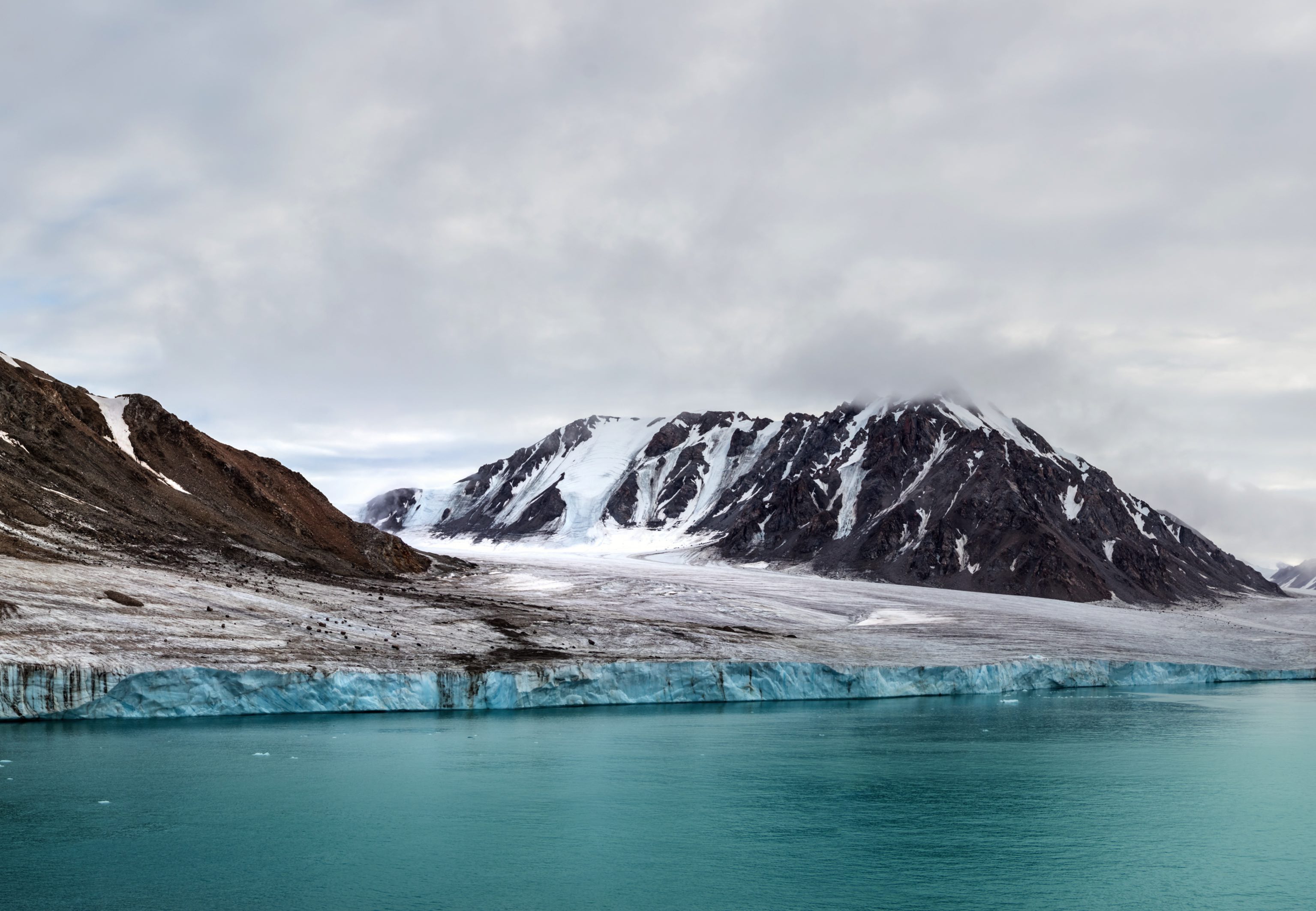 Glacier dans la mer au Canada